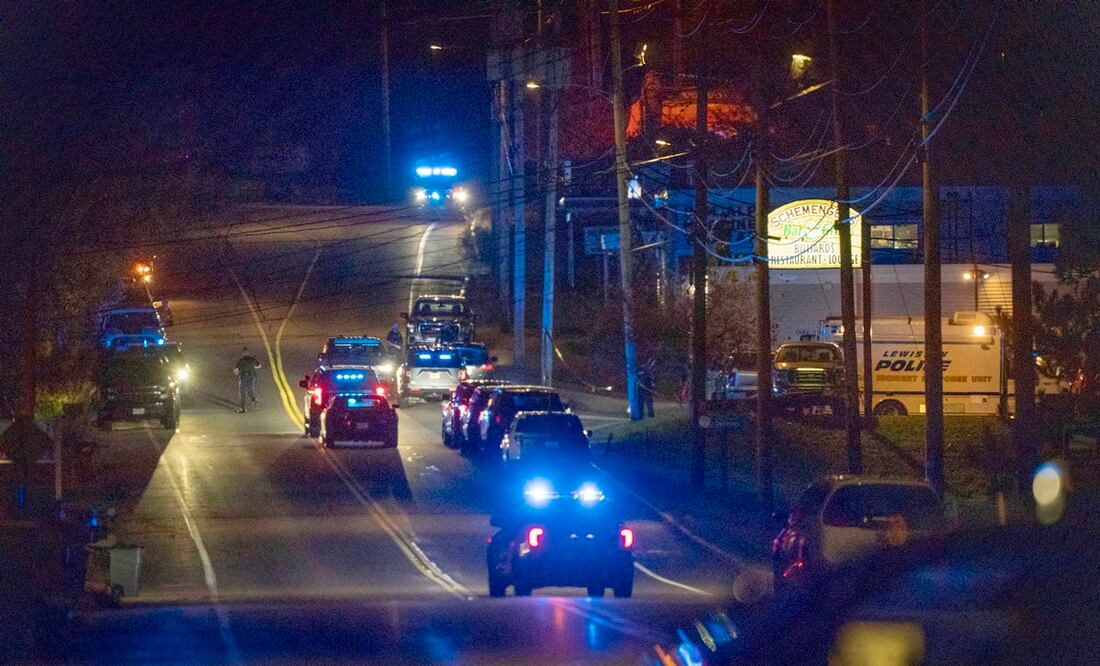 La policía responde a una situación de tirador activo en Lewiston, Maine, el miércoles 25 de octubre de 2023. Foto: AP