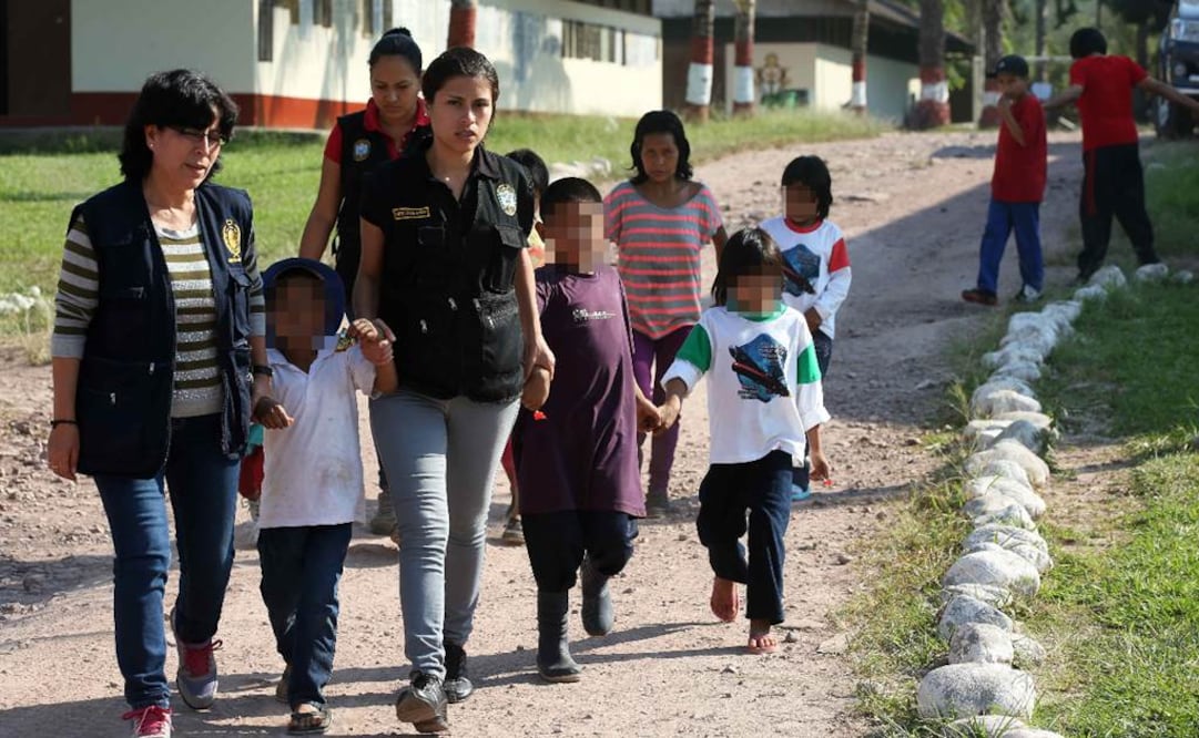 Integrantes de la Policía Nacional de Perú acompañan a indígenas peruanos hoy, miércoles 5 de agosto de 2015, que fueron rescatados del grupo Sendero Luminoso Foto: EFE