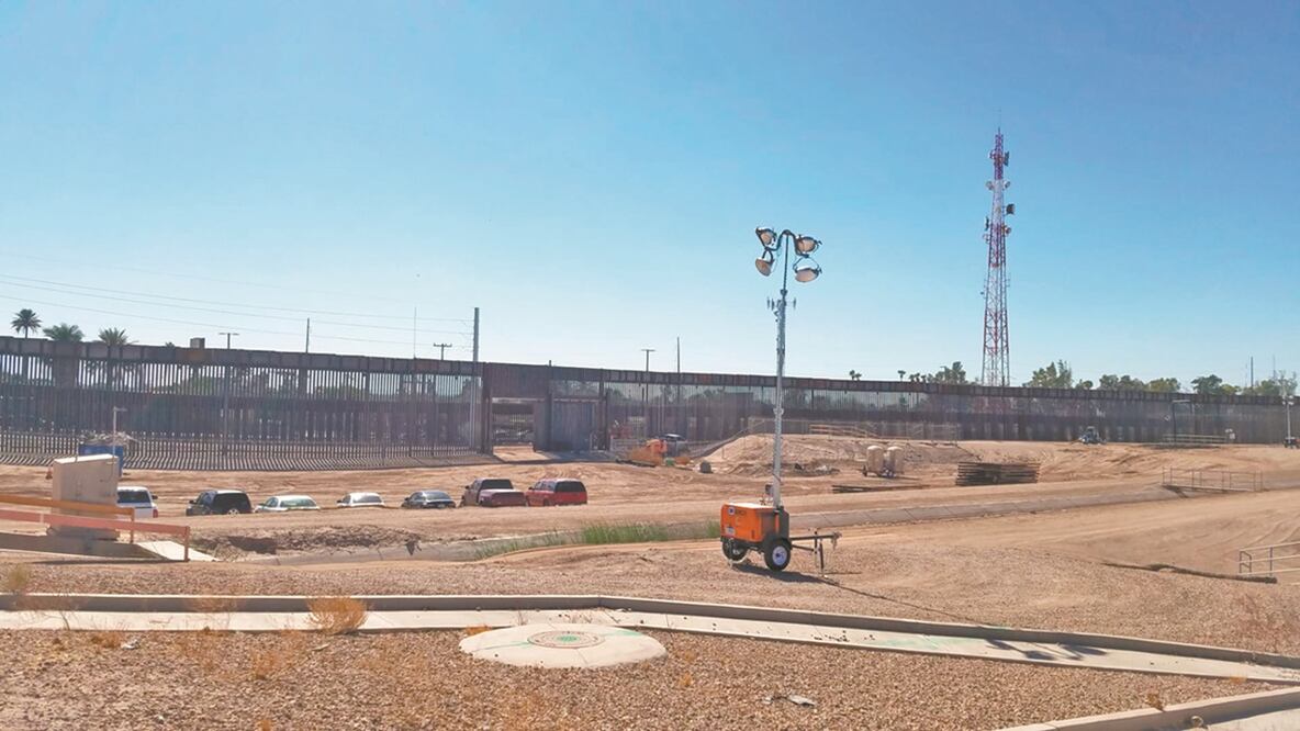 Durante un recorrido con EL UNIVERSAL, la activista Emma Torres repudia la separación de familias y la selección de personas, entre los que sí y los que no pueden cruzar el muro. Fotos: INDER BUGARIN. EL UNIVERSAL