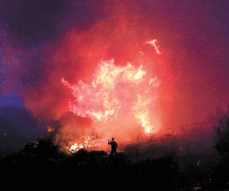 Alarma.Un bombero, en un incendio en la isla de Evia, Grecia, en julio de 2019. El año pasado fue el segundo más caluroso, después de 2016, indicó la Organización Meteorológica Mundial. ARHCIVO REUTERS 