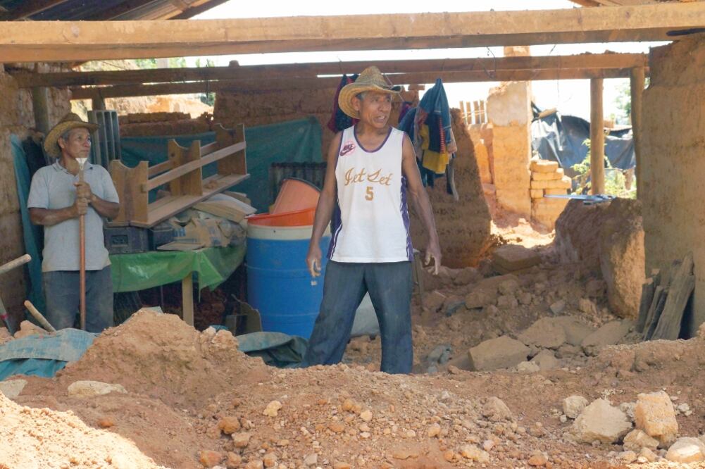 En Santiago Zacatepec Mixe aseguran que el gobierno siempre los ha ignorado, por lo que ellos mismos comienzan a rehabilitar a sus comunidades. (EDWIN HERNÁNDEZ. EL UNIVERSAL)