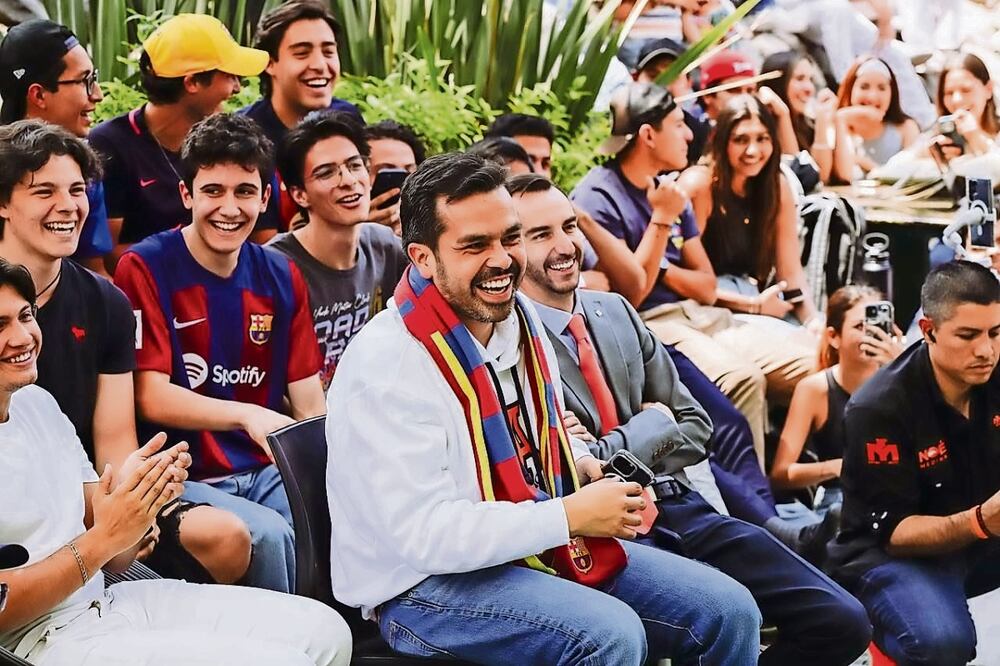 Después de su charla con estudiantes de la Universidad Anáhuac, el candidato de MC vio la Champions League con algunos jóvenes. Foto Especial