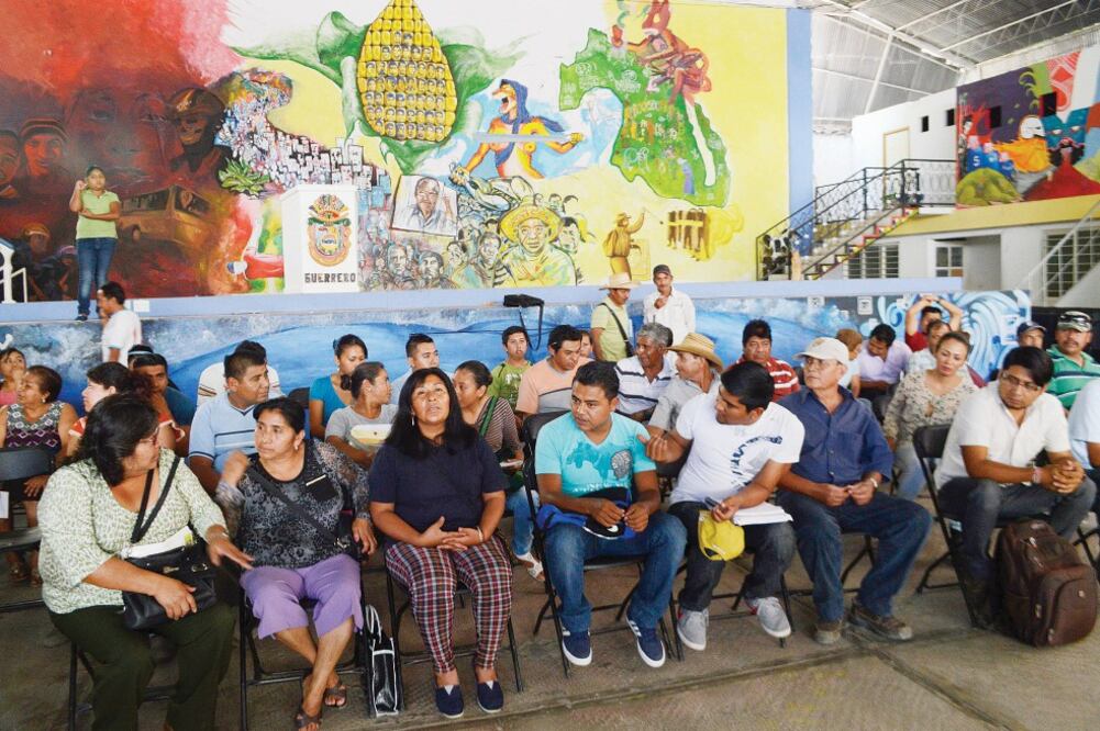 Integrantes de la Asamblea Popular de Tixtla y padres de los alumnos desaparecidos rechazaron las elecciones programadas para el 29 de noviembre y exigieron que se respete la decisión del pueblo que eligió al Consejo Municipal (DASSAEV TÉLLEZ)