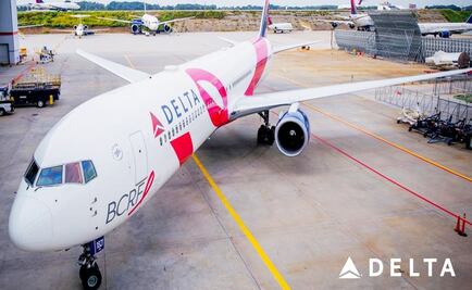 Aterriza “Avión Rosa” en el AICM para campaña contra el cáncer 