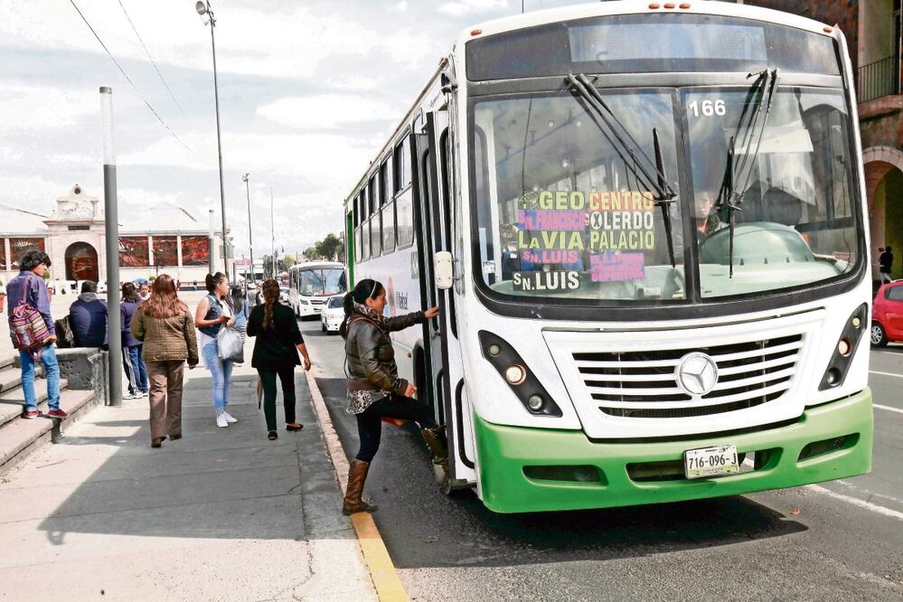 La nueva norma establece que los operadores de transporte público podrán tramitar su licencia a los 18 años y no a los 21, como se hacía. Archivo El Universal