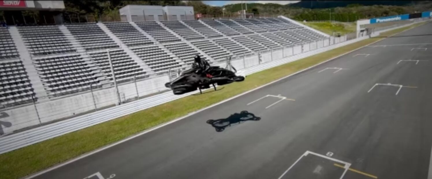 Japón presenta motocicleta voladora que podría alcanzar los 100 km/h 