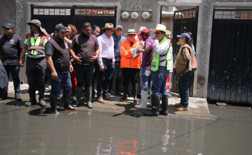 Azucena Cisneros informó que se elaborara un proyecto para solucionar de fondo las inundaciones en la parte baja de Jardines de Morelos. Foto: Especial