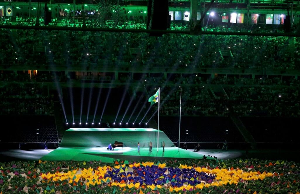 Con un mosaico multicultural y un mensaje de superación e inspiración para los atletas de todo el mundo de esta especialidad, arrancó la ceremonia de inauguración de los Juegos Paralímpicos Río 2016, en el emblemático estadio Maracaná. Foto Reuters