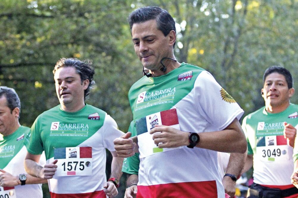 El mandatario nacional, Enrique Peña Nieto, participó en la quinta edición de la carrera Molino del Rey de 10K, en el interior del Bosque de Chapultepec (ALEJANDRO ACOSTA. EL UNIVERSAL)