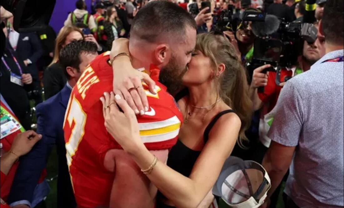 Travis Kelce y Taylor Swift se besan en el Super Bowl LVIII. FOTO: Captura