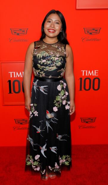 Yalitza Aparicio deslumbra con vestido bordado en alfombra roja de las 100 personas más influyentes del mundo