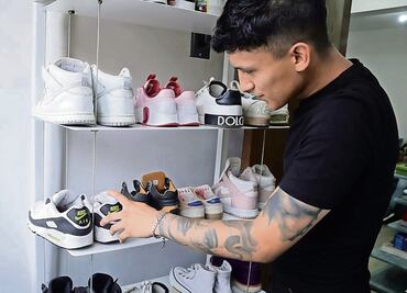 Estudiante ”hace magia” con los tenis desgastados