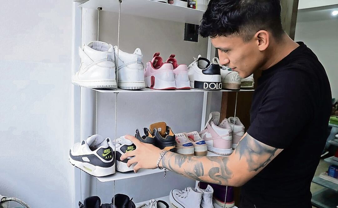 El estudiante de Publicidad en la UNAM comenzó su negocio de limpieza y personalización de calzado deportivo anunciándose a través de redes sociales. Foto: Fernanda Rojas / EL UNIVERSAL