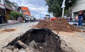 Dos socavones se abren casi al mismo tiempo y se tragan dos camiones a solo 30 metros en Iztacalco