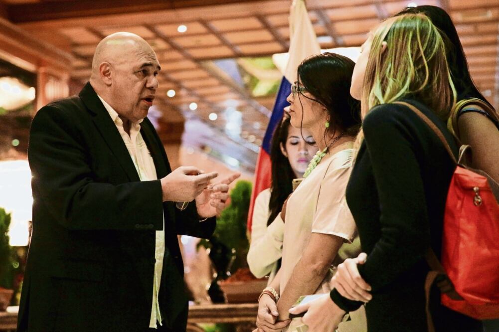 Presión. Jesús Torrealba (izq.), secretario de la opositora MUD, confirmó la suspensión del diálogo (MARCO BELLO. REUTERS)