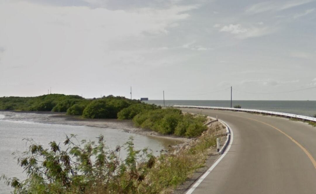 El hombre se encontraba embutiendo con arena dónde se encuentra un local de renta de palapas llamado "El amigo Pomo". Foto: Captura Google Maps