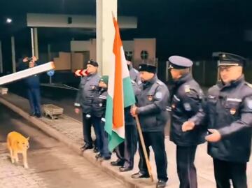 VIDEO: lomito se roba la atención al “inaugurar” espacio Schengen; Rumania y Bulgaria se unen oficialmente a la zona