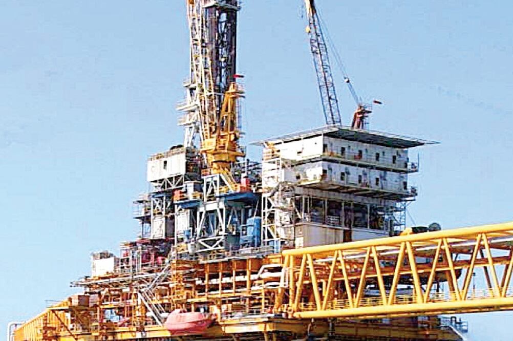 El boquete que se tuvo por la menor renta petrolera ascendió a 297 mil 107 millo n es de pesos en el tercer trimestre, casi el equivalente al presupuesto de la SEP (ARCHIVO EL UNIVERSAL)