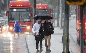 Papás celebrarán su día con un paraguas en la mano por lluvias. Foto: Cuartoscuro