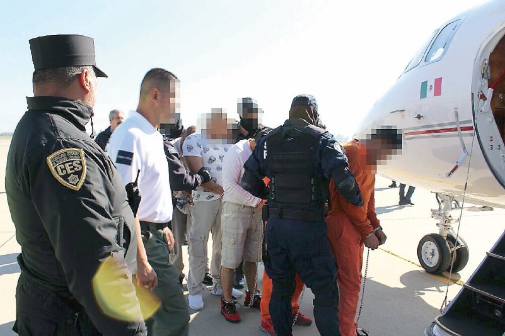 Entre los presidiarios trasladados el miércoles, se encuentran dos reos del Penal Neza Bordo que el fin de semana retuvieron al director de ese lugar y a varios custodios (ESPECIAL)