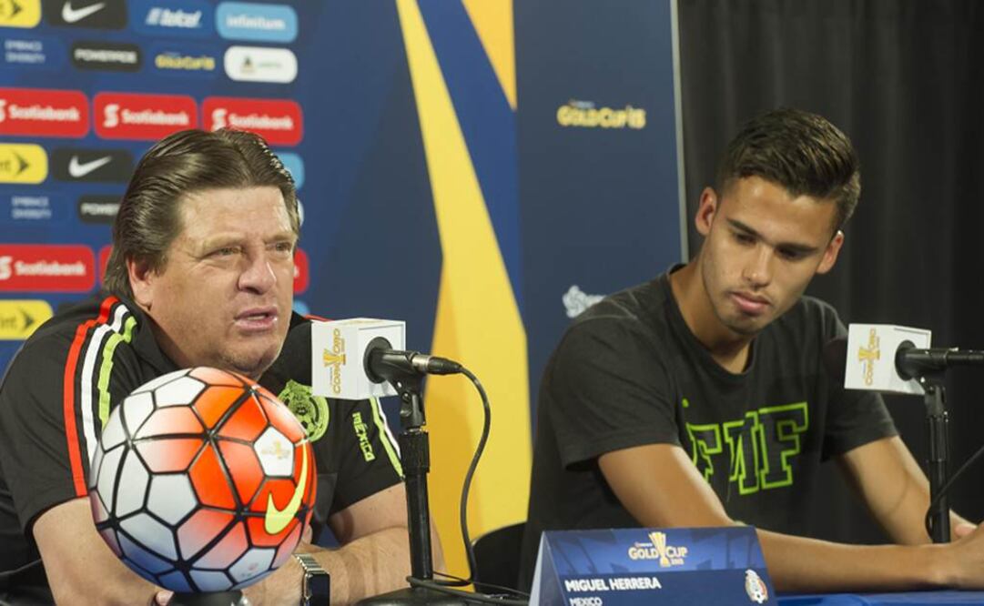 Diego Reyes y Miguel Herrera en conferencia. Xinhua