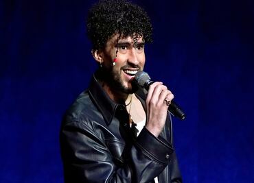 Bad Bunny reaparece en público con el rostro completamente tapado y una misteriosa mujer