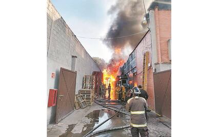 Se incendia fábrica de veladoras en Cuautitlán Izcalli
