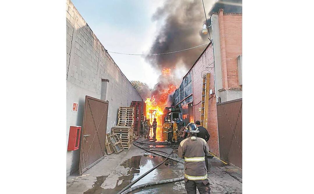 Los bomberos trabajaron cinco horas para sofocar el fuego. Foto: ESPECIAL
