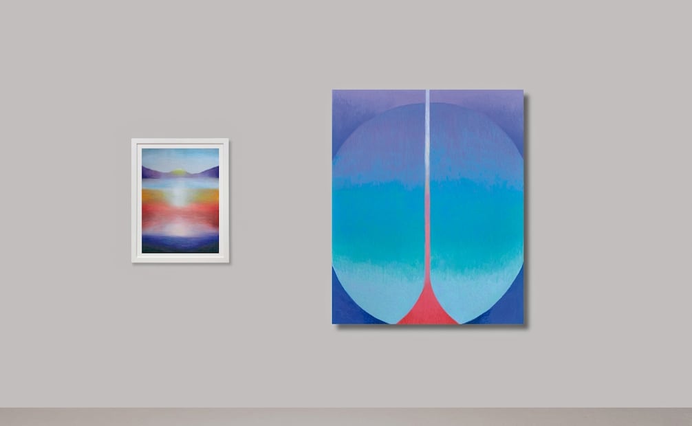 Sofía Cruz, quien radica en Viena, y dos de las pinturas que forman parte de la muestra. Foto:  Sofía Cruz