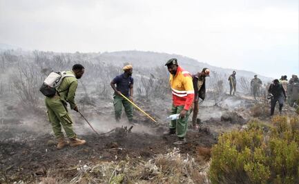 Voluntarios tratan de extinguir incendio en el Kilimanjaro