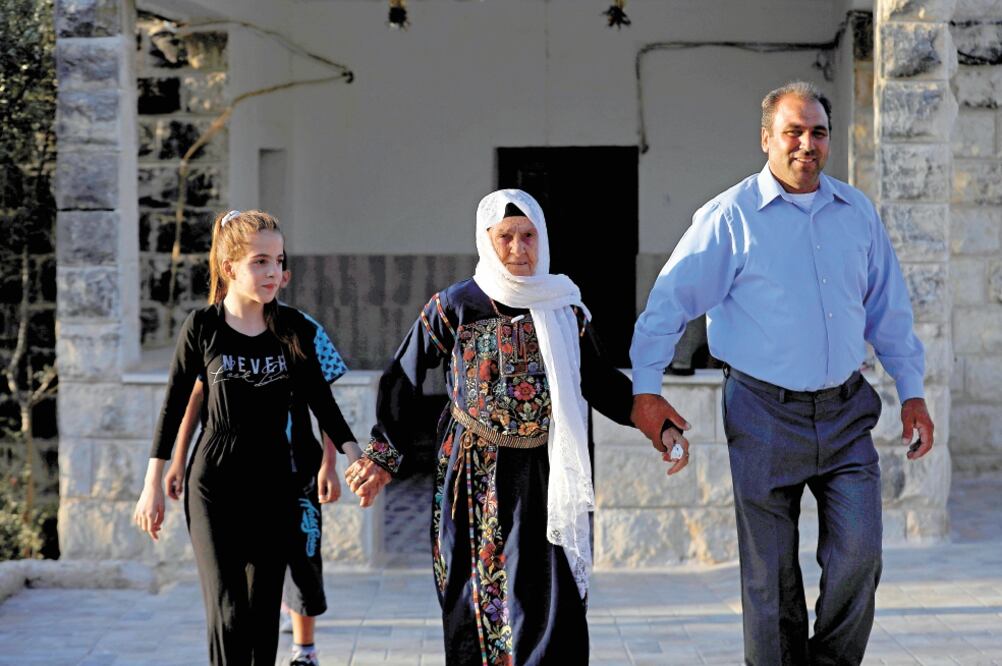 Muftiyah, la abuela de la congresista demócrata Rashida Tlaib (centro), afuera de su casa en la aldea de Beit Ur al-Fauqa, en Cisjordania. Foto: MOHAMAD TOROKMAN. REUTERS