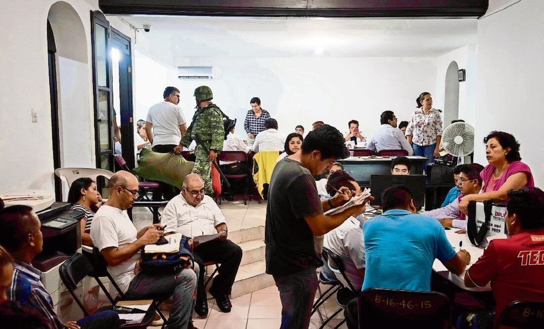 Flores Espinosa dijo que quienes integran dicha coalición actuarán de manera pacífica y en los cauces que la ley señala para ejercer el derecho de pelear por cada voto que les haya sido concedido por los veracruzanos (KARLO REYES. EL UNIVERSAL)