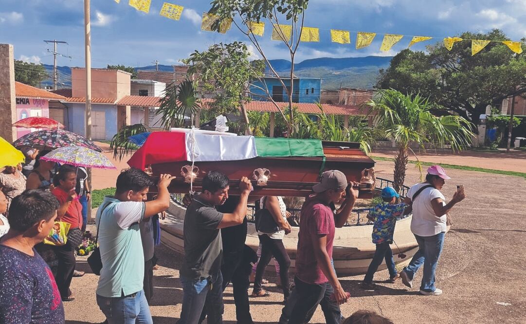 Este miércoles, la policía Brenda Lizbeth Toala fue sepultada en el panteón de Suchiapa, Chiapas. Foto Especial