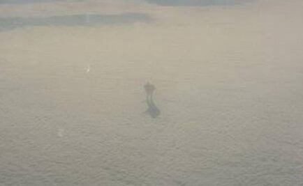 Pasajero de avión capta extraña silueta en el cielo