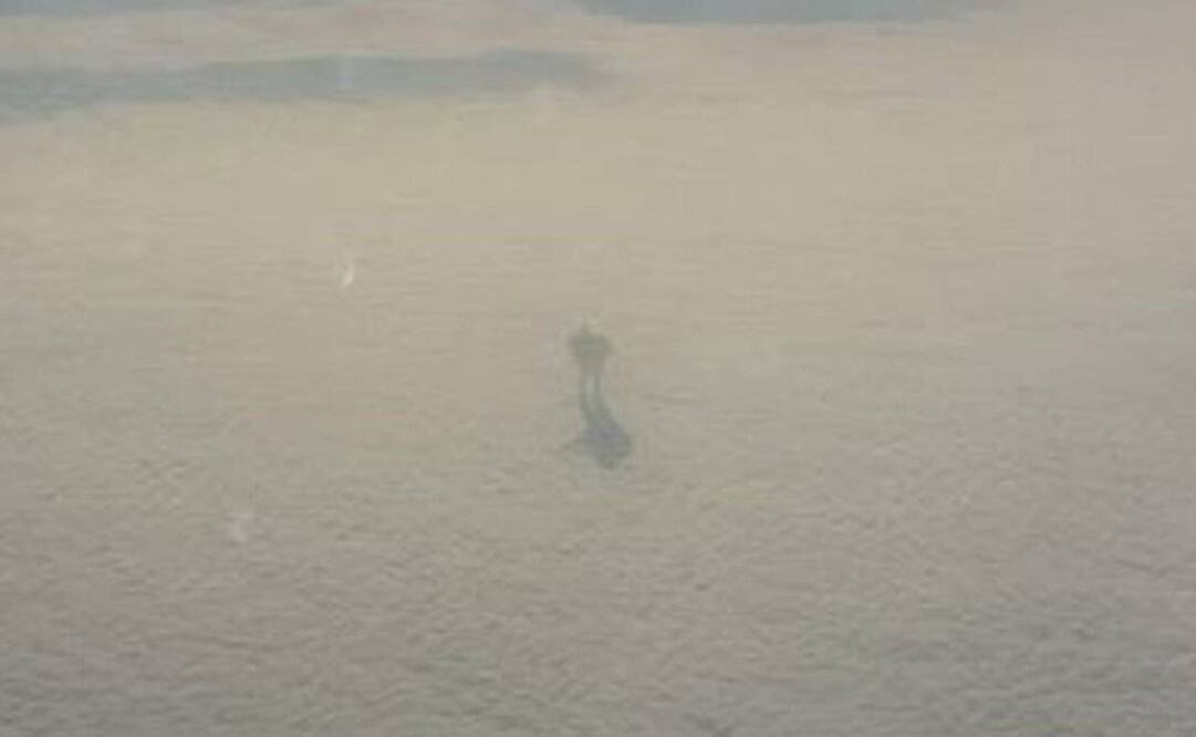 Algunas personas creen que esa figura es una chimenea de alguna fábrica cercana. Foto: Captura Twitter