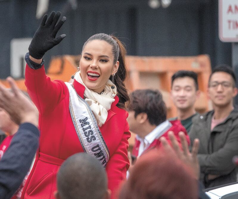 Vistiendo un abrigo rojo, Gray saludó a los asistentes al desfile. Foto: EFE