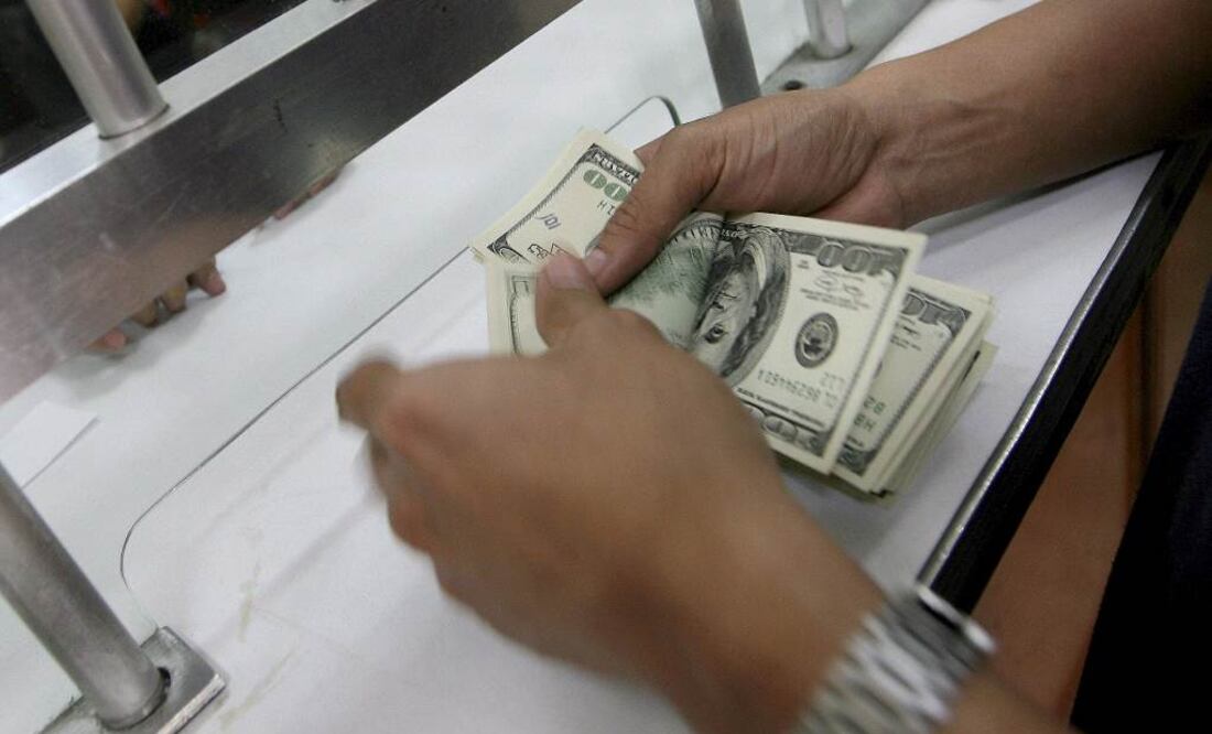 El ingreso por remesas en 2022 fue equivalente a 5.6 puntos porcentuales del consumo privado, pero dicho ingreso solo lo recibieron el 13.6% de los hogares. Foto: EFE