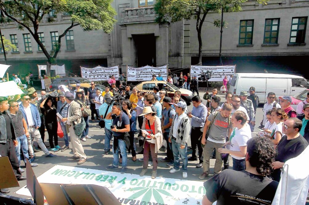 Ayer decenas de personas se manifestaron frente a la SCJN mientras se debatía sobre marihuana (Especial)