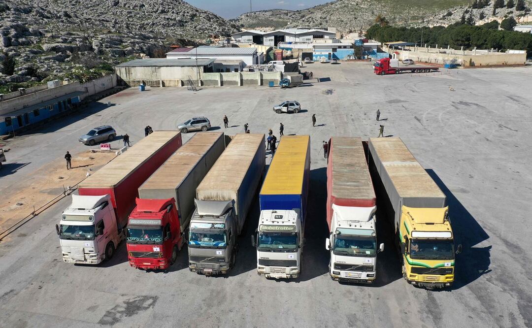 Convoy de ayuda de las Naciones Unidas que ingresó al noroeste de Siria controlado por los rebeldes desde Turquía a través del cruce de Bab el-Hawa. Foto: AFP