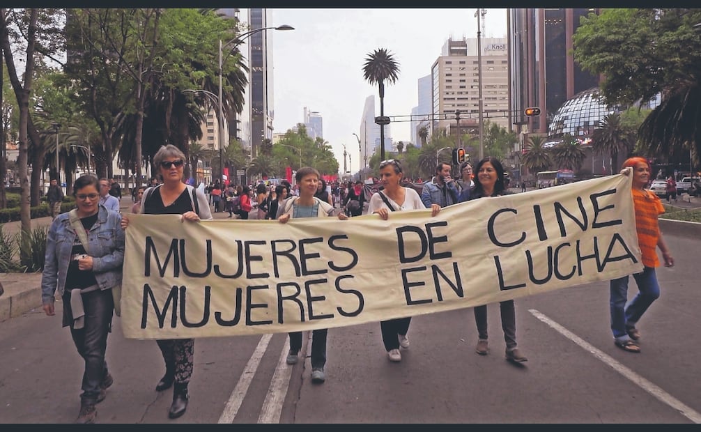 Dirigido por Tabatta Salinas y Andrea Gautiere. Es la historia del caso olvidado del Colectivo Cine Mujer, que entre 1975 y 1987 tocó te
mas feministas en el cine nacional. Foto: Colmena 
