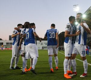 Porto derrota al Estoril y es más líder que nunca