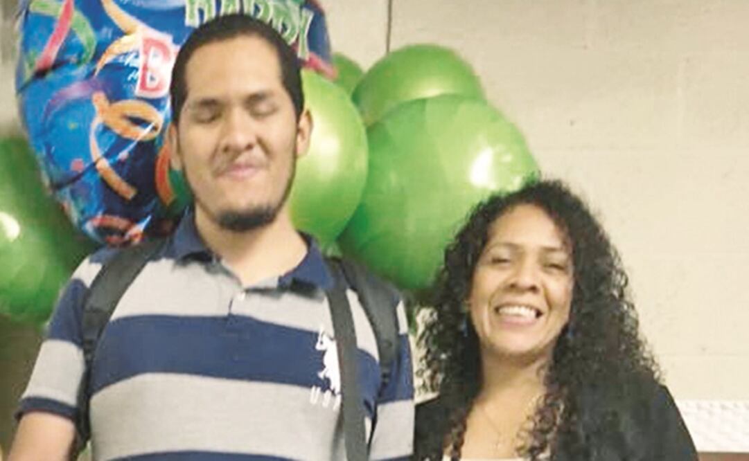 Minerva Cisneros García (der.) y su hijo mayor, Eduardo (centro), luchan por quedarse en Estados Unidos, donde viven desde el año 2000. Las políticas de Donald Trump los pusieron en la mira de las autoridades migratorias. FOTO: CORTESÍA