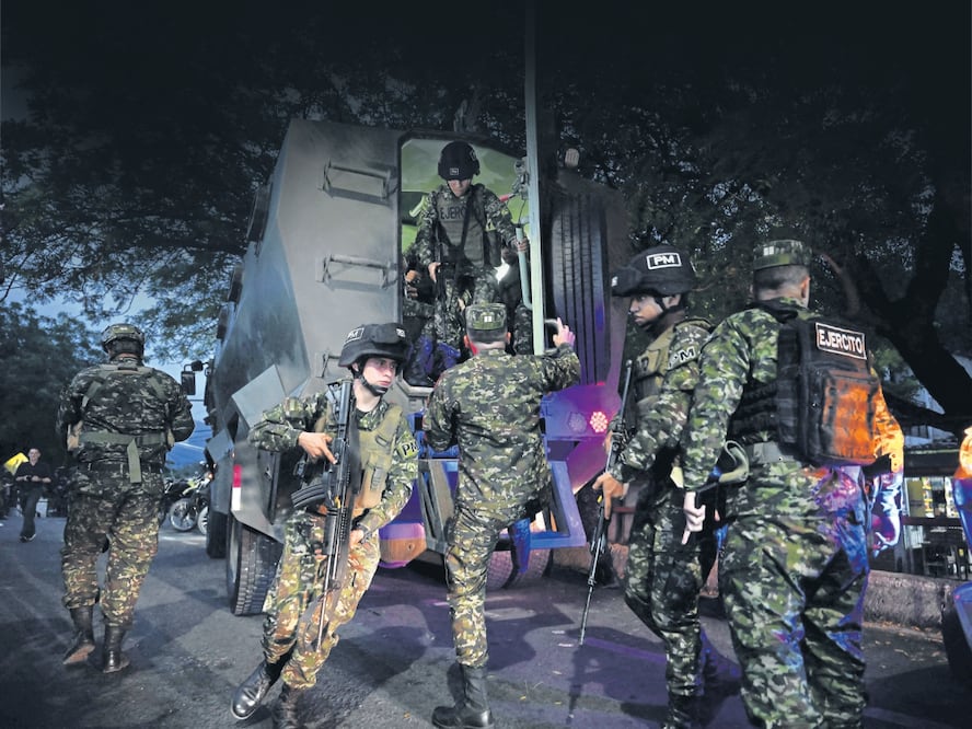 Soldados colombianos, en el Puente Internacional Francisco de Paula Santander durante un patrullaje cerca de la frontera con Venezuela en Cúcuta. Foto: Raúl Arboleda / AFP