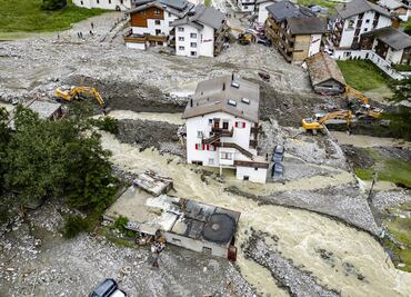 Siete muertos dejan lluvias torrenciales en Italia, Francia y Suiza; bomberos ayudan en rescate de personas