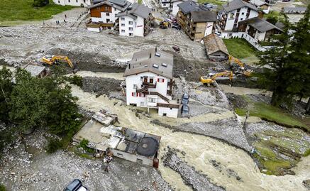 Siete muertos dejan lluvias torrenciales en Italia, Francia y Suiza; bomberos ayudan en rescate de personas 