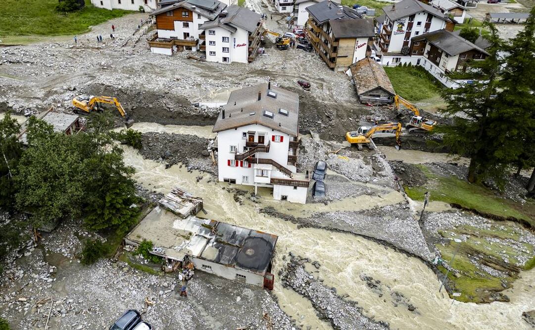 Tormentas masivas y lluvias provocaron a una situación de inundación con deslizamientos de tierra a gran escala. Foto: EFE