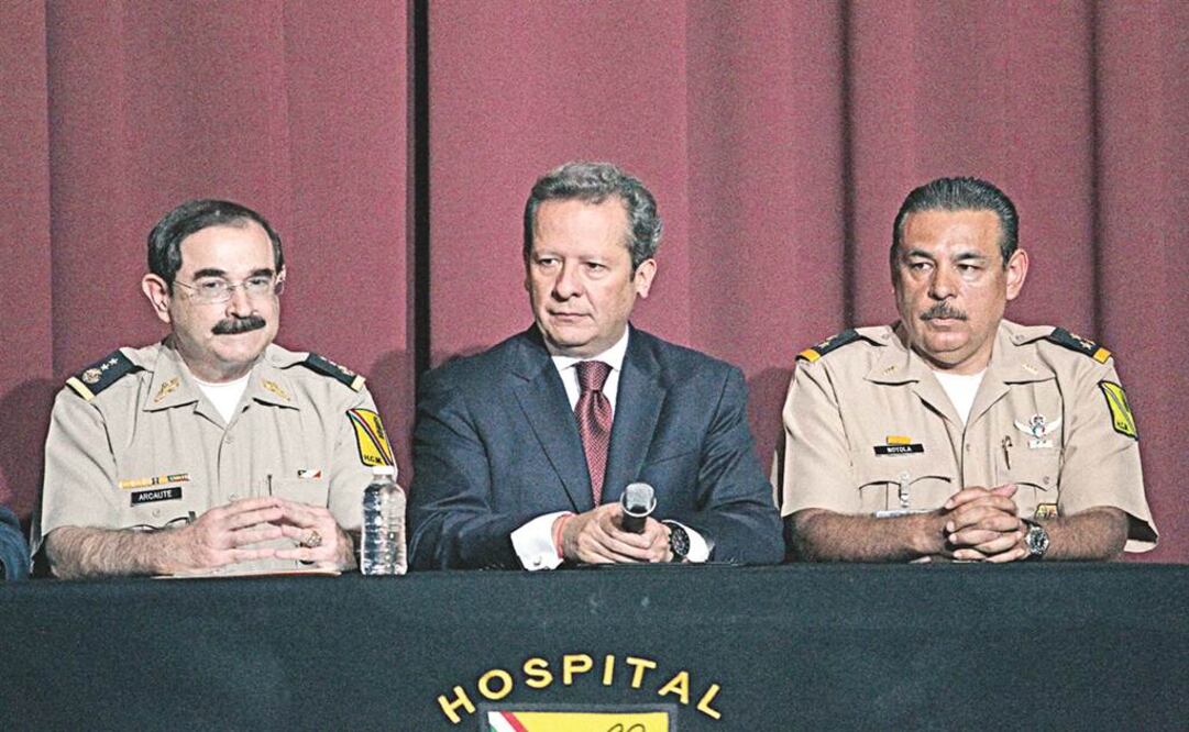 El vocero Eduardo Sánchez, con Fernando Arcaute, director del Hospital Militar, y el cirujano Héctor Faustino Noyola, en la conferencia de prensa del viernes. Foto: ALEJANDRO ACOSTA / EL UNIVERSAL