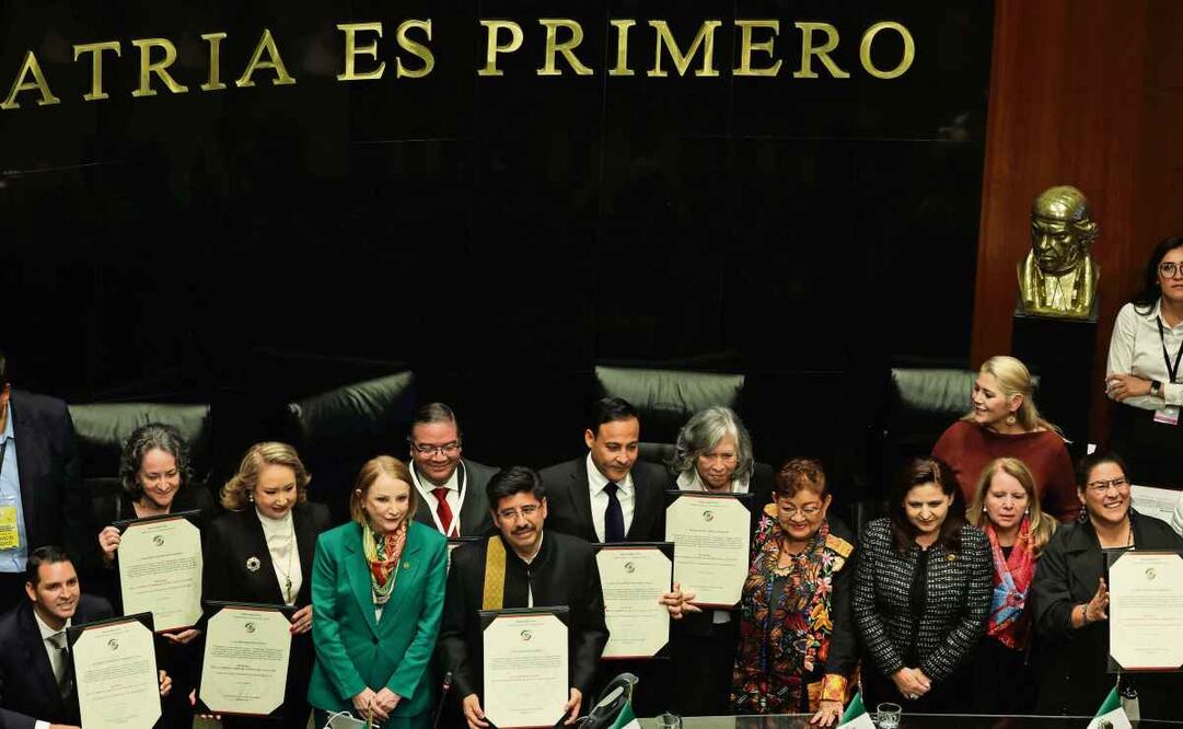 A las 22:02 horas rindieron protesta los ministros de la Suprema Corte de Justicia ante el pleno del Senado, con lo que se concretó el plan C de la Cuarta Transformación. Foto: Hugo Salvador / EL UNIVERSAL