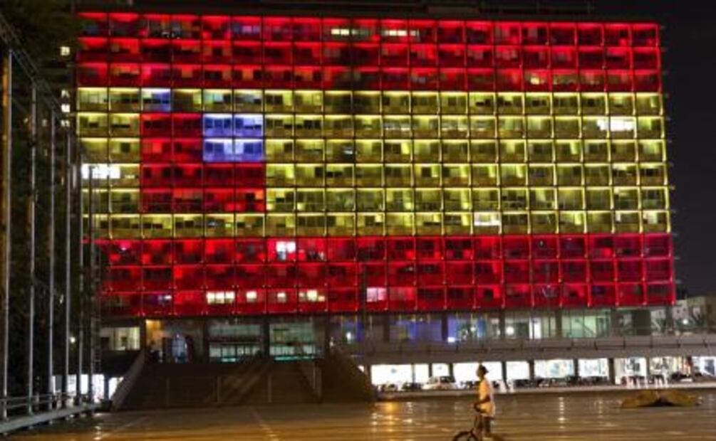 Monumentos del mundo homenajean a víctimas de atentado en Barcelona
