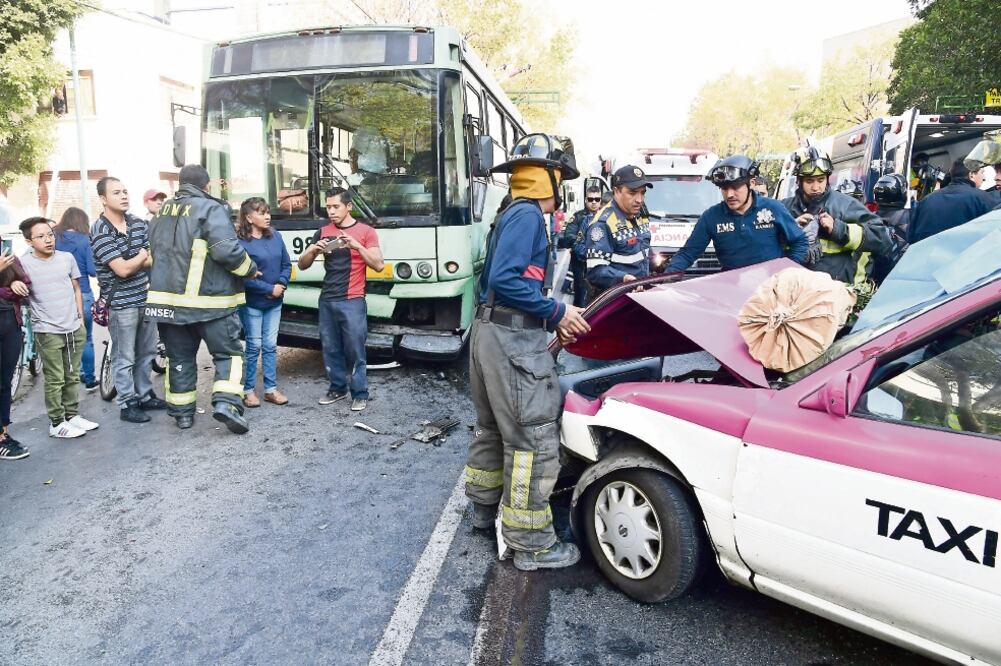 El conductor de un Seat Ibiza rojo impactó con tal fuerza en la parte trasera a un taxi que lo proyectó contra una unidad del trolebús que pasaba por la zona. (FRANCISCO RODRÍGUEZ. EL UNIVERSAL)